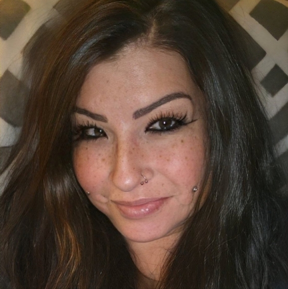 Meet your Posher, Cyndi - Picture 2 of 4